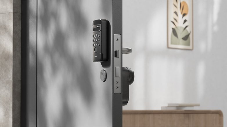 Nahaufnahme eines SwitchBot Smart Locks mit Tastatur und Schlüsselloch an einer Tür. Nahaufnahme eines SwitchBot Smart Locks mit Tastatur und Schlüsselloch an einer Tür.