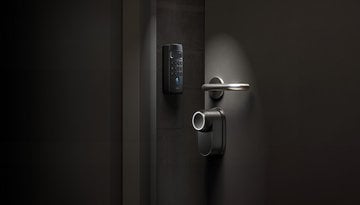 Smart Lock mit Tastatur an einer Tür montiert.