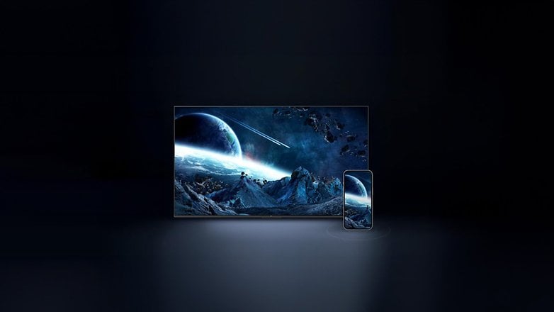 Ein TCL 75T8C-Fernseher zeigt eine kosmische Landschaft mit einem Planeten und Asteroiden, neben einem Smartphone. Ein TCL 75T8C-Fernseher zeigt eine kosmische Landschaft mit einem Planeten und Asteroiden, neben einem Smartphone.