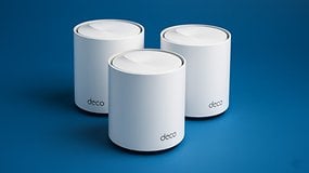 Drei TP-Link Deco X50 Mesh-WLAN-Repeater auf blauem Hintergrund.