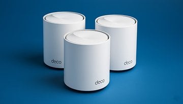 Drei TP-Link Deco X50 Mesh-WLAN-Repeater auf blauem Hintergrund.