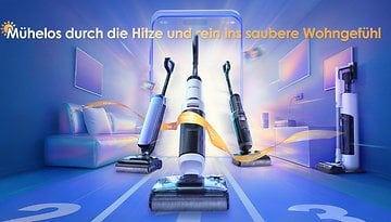 Vier Tineco-Staubsauger sind in einem modernen Wohnzimmer mit Werbetext darüber zu sehen.