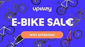 E-Bike-Verkaufspromotion mit verschiedenen E-Bike-Modellen auf blauem Hintergrund. Text: 'E-BIKE SALE' und 'Jetzt entdecken'.