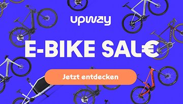 E-Bike-Verkaufspromotion mit verschiedenen E-Bike-Modellen auf blauem Hintergrund. Text: 'E-BIKE SALE' und 'Jetzt entdecken'.