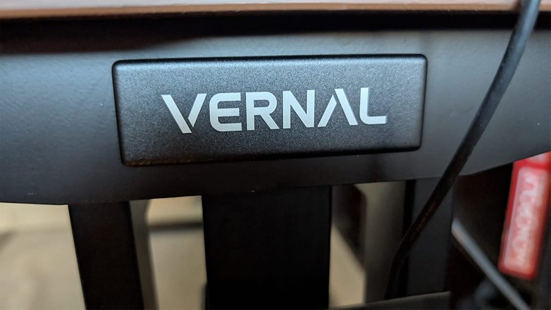 Nahaufnahme eines Schildes an einem Schreibtisch mit der Aufschrift 'Vernal'. Nahaufnahme eines Schildes an einem Schreibtisch mit der Aufschrift 'Vernal'.