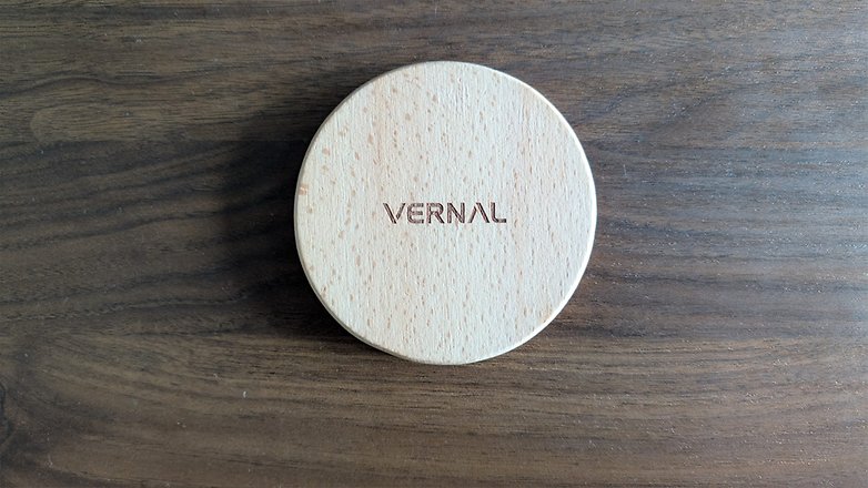Ein runder Holzuntersetzer mit dem eingravierten Text 'VERNAL' auf einer Holzoberfläche. Ein runder Holzuntersetzer mit dem eingravierten Text 'VERNAL' auf einer Holzoberfläche.