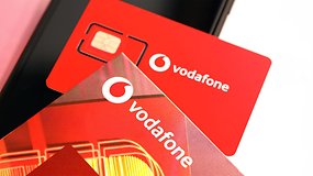 Vodafone SIM-Karten auf rotem Hintergrund mit dem Vodafone-Logo.