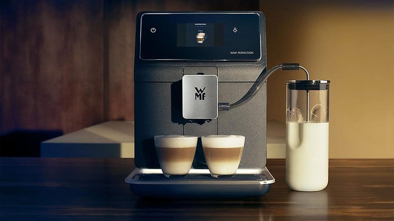 WMF Perfection 860L Kaffeemaschine mit zwei Latte-Cups und einem Milchbehälter.