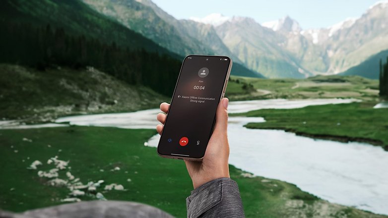 Eine Hand hält ein Xiaomi 15T Pro Smartphone, das einen Anrufbildschirm in einer malerischen Landschaft zeigt.