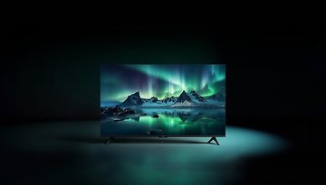 Ein Xiaomi-Fernseher zeigt eine lebendige Nordlichtszene in dunkler Umgebung.