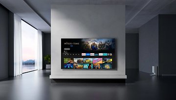 Ein Xiaomi-Fernseher zeigt Streaming-Optionen, darunter Netflix und 'Wheel of Time' in einem modernen Raum.