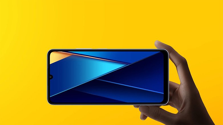 Xiaomi Poco C65 vor gelbem Hintergrund