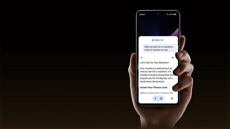 Eine Hand hält ein Xiaomi Poco X7 Pro, das einen Trainingsplan für einen Marathon von Gemini anzeigt.