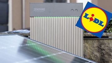 Ein Zendure AIO 2400 Batteriespeicher mit grünen Lichtern und einem Lidl-Logo daneben.