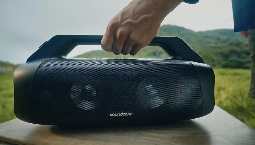 Deal-Kracher: Amazon haut beliebten Bluetooth-Lautsprecher zum Bestpreis raus! anker soundcore motion boom plus on table