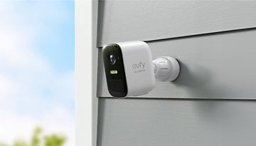 Eufy-Sicherheitskamera an einer Wand befestigt, zur Überwachung konzipiert.