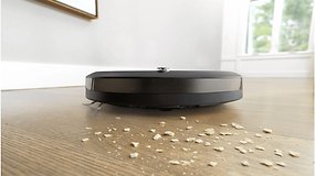 iRobot Roomba i5+ saugt Dreck weg