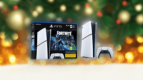 Eine Sony PlayStation 5-Konsole mit einer Fortnite-Spielbox und einem Controller vor einem Bokeh-Hintergrund für die Feiertage.