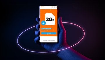 Eine Hand hält ein Smartphone, das ein simyo-Angebot für 20 GB für 6,99 € mit einem leuchtend orangefarbenen Hintergrund zeigt.