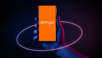 Eine Hand hält ein Smartphone, das das simyo-Logo auf orangefarbenem Hintergrund zeigt.