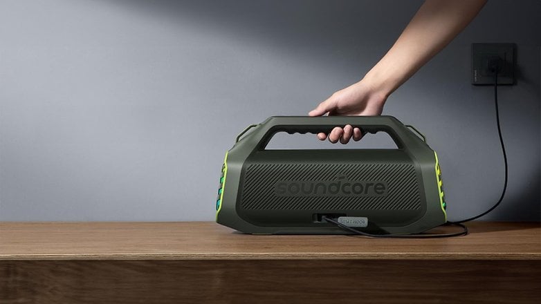 Der soundcore Boom 2 Plus mit 30-W-Schnellladung