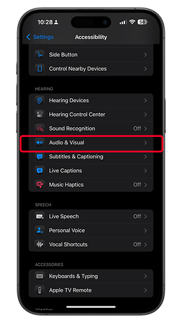 Tela de configurações de acessibilidade do iOS 18 com as opções de áudio e visual destacadas.