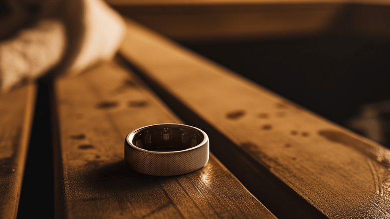 Amazfit Helio Ring auf einer Holzbank