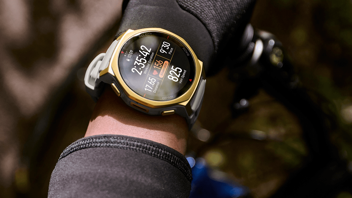 Une montre connectée Zepp affichant des statistiques d'entraînement sur un poignet, avec l'heure, la distance et le rythme cardiaque.