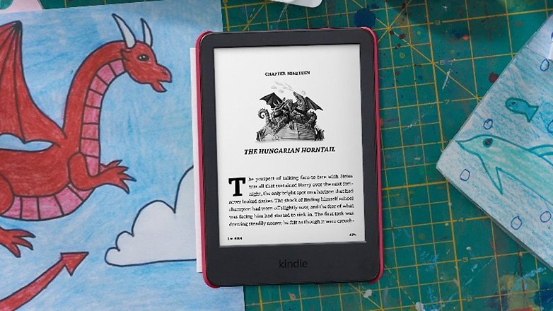 Die Kindle-Kids-Edition neben Kinderzeichnungen