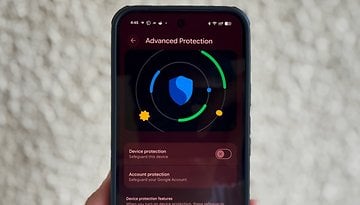 Ein Smartphone zeigt die Einstellungen für den 'Erweiterten Schutz' mit Sicherheitsikonen und Optionen zum Schutz von Geräten und Konten.