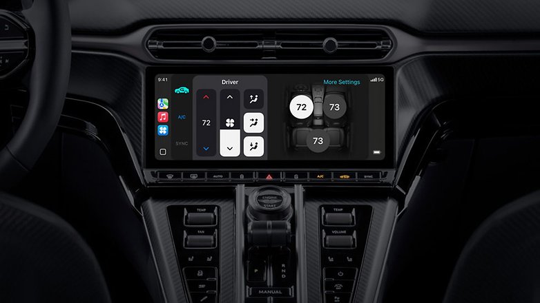 Um painel de carro mostra o Apple CarPlay Ultra com controles do motorista e configurações de temperatura. Um painel de carro mostra o Apple CarPlay Ultra com controles do motorista e configurações de temperatura.