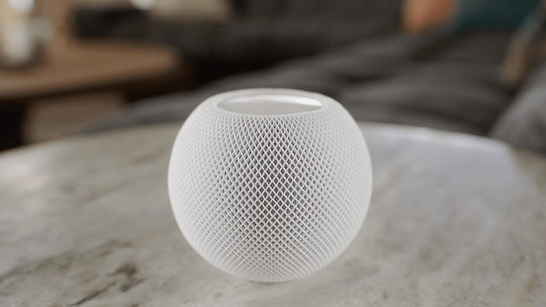 Apple HomePod mini auf dem Tisch