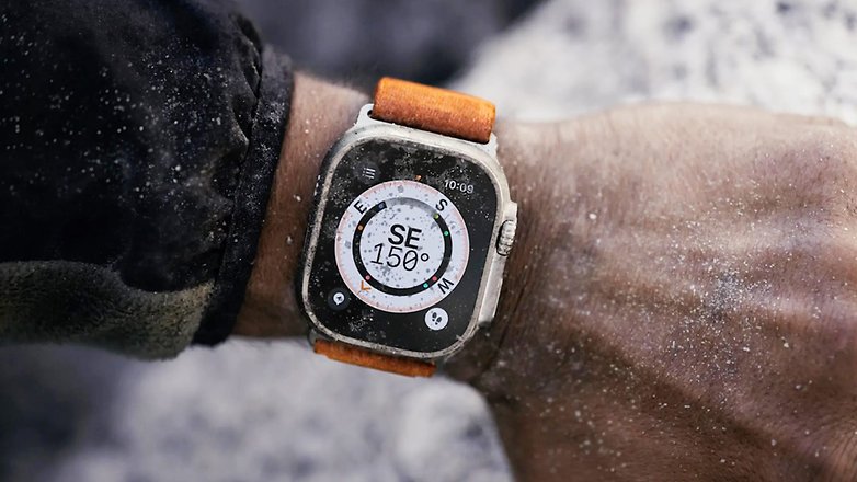 Apple Watch Ultra am Handgelenk getragen