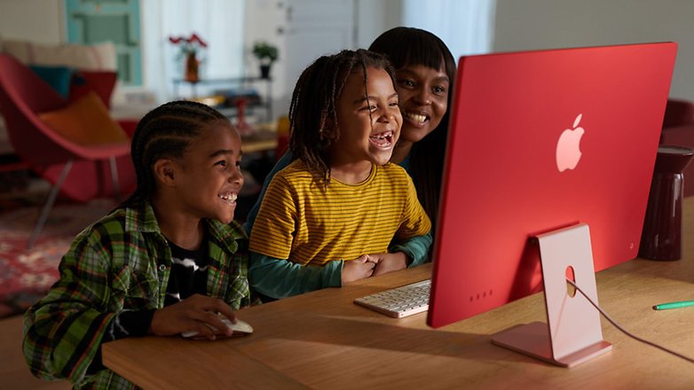 L'iMac 24 pouces d'Apple est doté d'une nouvelle puce M3 et d'une connectivité améliorée. / © Apple