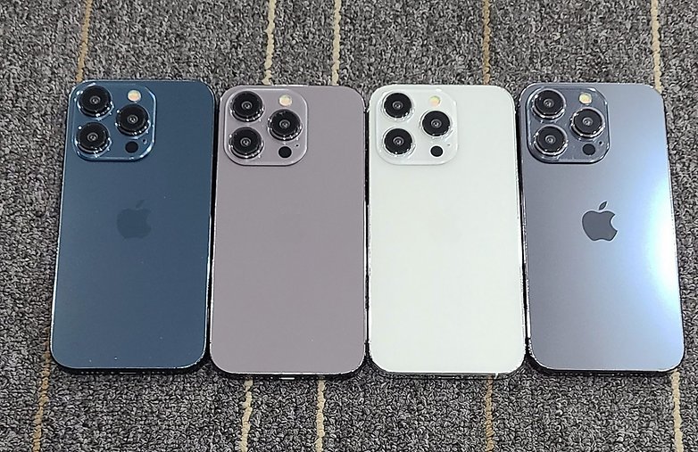 Options de couleurs présumées pour l'Apple iPhone 15 Pro : Bleu, Gris, Argent/Starlight et Noir Espace. / © Twitter/u/SonnyDickson