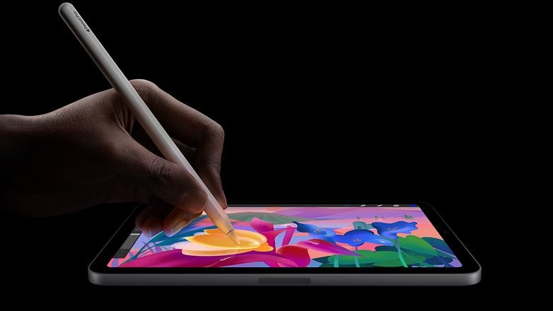 Apple iPad Mini 7 (2024) von vorn mit Pencil, der auf dem Display malt