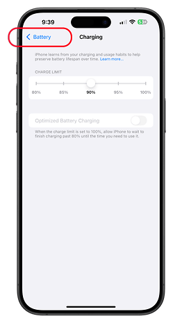 Der Bildschirm mit den iPhone-Batterieeinstellungen zeigt die Ladegrenze und optimierte Ladeoptionen