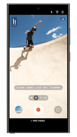 Smartphone Samsung exibindo um skatista em um parque de skate com interface de gravação de vídeo.