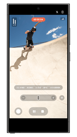 Um telefone Samsung exibindo uma gravação de vídeo de um skatista em um parque de skate com configurações de câmera visíveis.