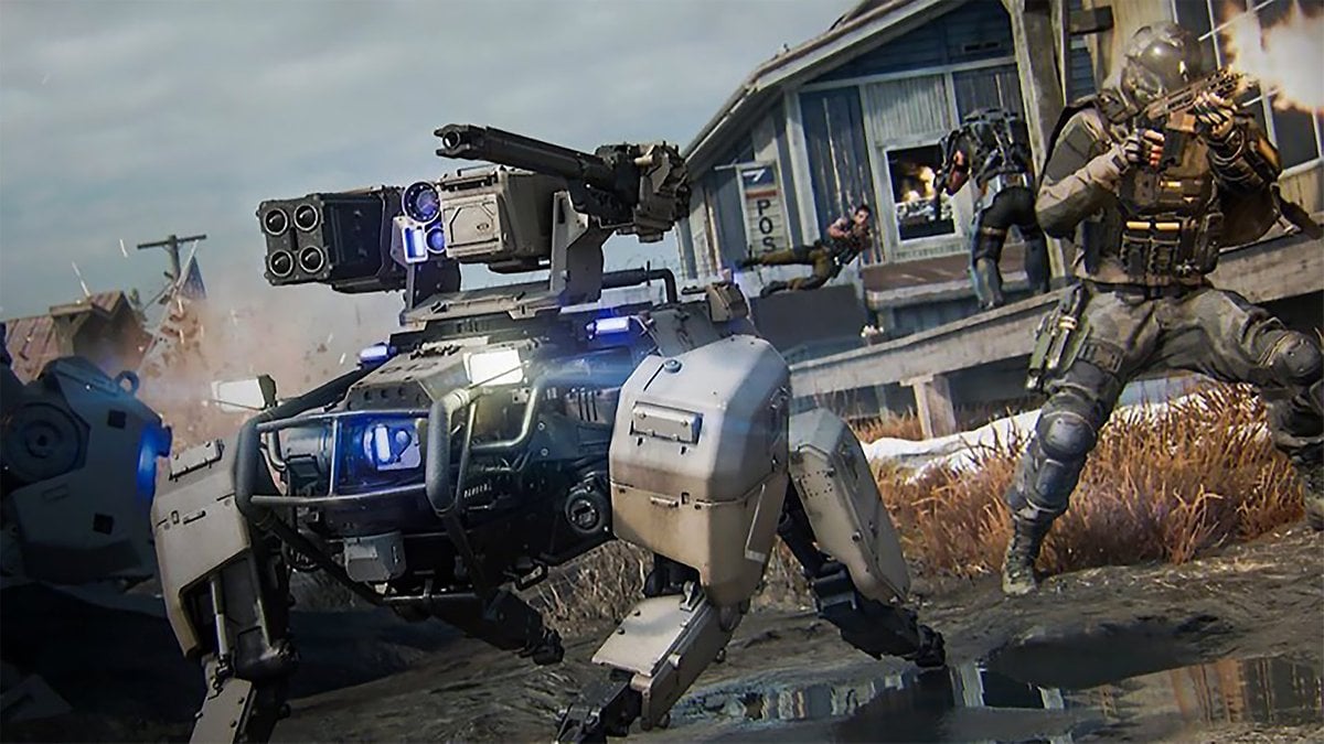 Un chien robotique avec des armes dans une scène de bataille, tandis que des soldats s'engagent au combat près d'un bâtiment.
