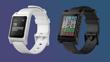 Zwei Smartwatches nebeneinander, eine weiß mit schwarzem Bildschirm, die andere schwarz mit buntem Display.