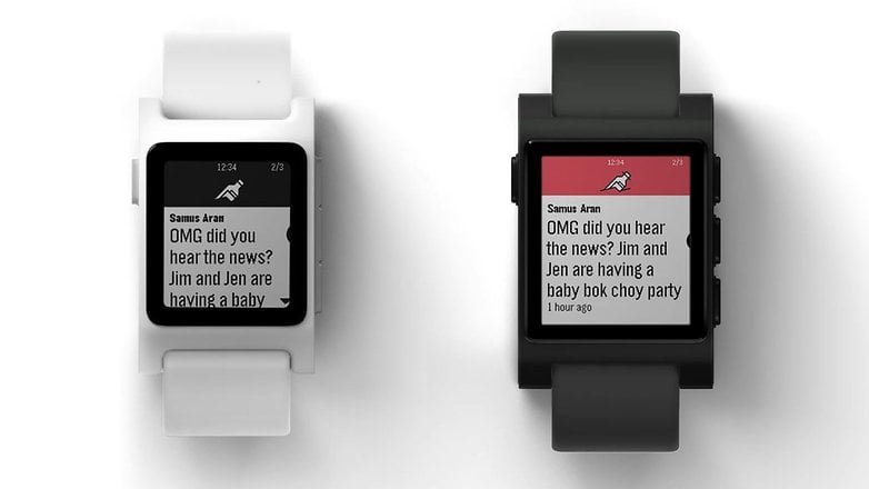 Zwei Pebble-Smartwatches, die Nachrichten von Samus Aran über Jim und Jens Baby-Bok-Choy-Party anzeigen.