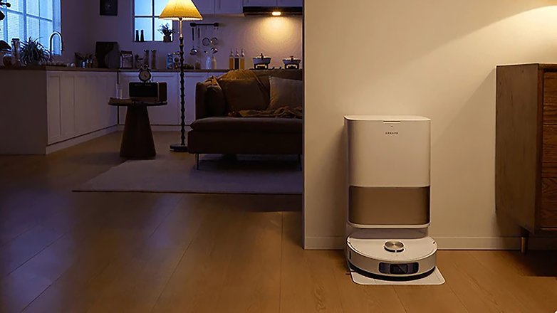 Ein Dreame L10s Pro Ultra Staubsauger-Roboter in einem gemütlichen Wohnzimmer bei Nacht.