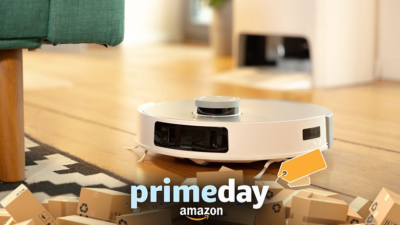 Un robot aspirador Ecovacs Deebot T20 Omni blanco sobre un suelo de madera cerca de un sofá verde con promoción de Prime Day de Amazon.