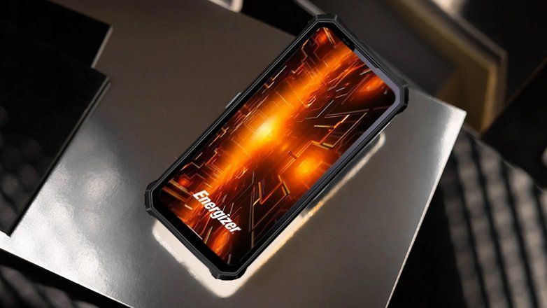 Le smartphone Energizer Hard Case P28K vu de face et de haut avec son écran allumé