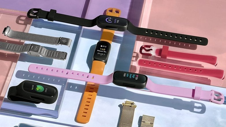 Fitbit Inspire 3 mit verschiedenen Armbändern auf einem Pressebild.