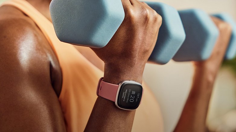 Fitbit Versa auf einem Pressebild.