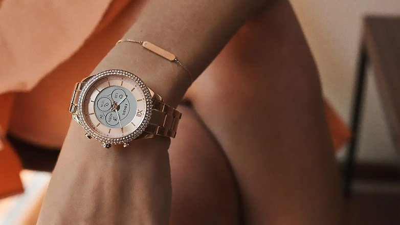 Fossil-Smartwatch in der Farbe Roségold an einem Damen-Handgelenk