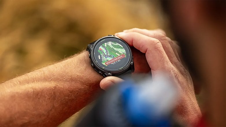 Garmin Enduro 3 am Arm getragen