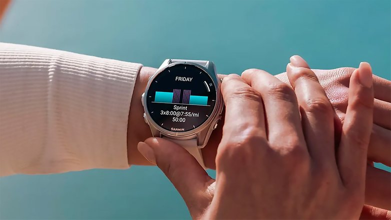 Nahaufnahme einer Garmin Fenix 8 Smartwatch, die einen Sprinttrainingsplan anzeigt. Nahaufnahme einer Garmin Fenix 8 Smartwatch, die einen Sprinttrainingsplan anzeigt.